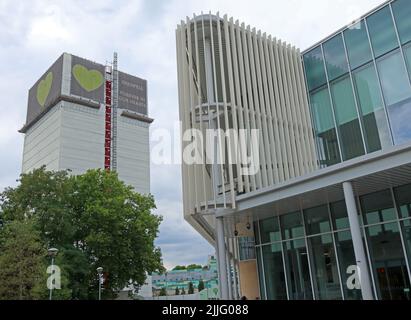 Kensington Leisure Centre mit dem Grenfell Tower im Hintergrund, Silchester Rd, RBKC, London, ENGLAND, GROSSBRITANNIEN, W11 4HE Stockfoto