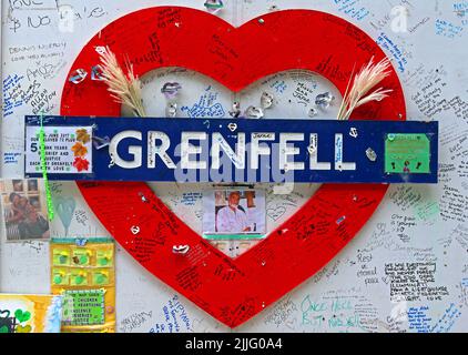 Red Grenfell Tower Memorial Heart am 5.. Jahrestag des tödlichen Blockverkleidungen-Feuers, das 72 unschuldige Menschenleben forderte Stockfoto