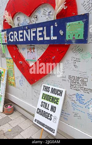 Red Grenfell Tower Memorial Heart am 5.. Jahrestag des tödlichen Blockverkleidungen-Feuers, das 72 unschuldige Menschenleben forderte Stockfoto
