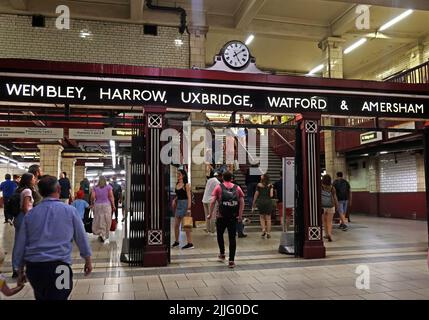 Geschäftiger viktorianischer Eingang zur U-Bahn-Station Baker Street Kreuzung, Linien nach Wembley, Harrow, Uxbridge, Watford, Amersham - London, England, Großbritannien, NW1 Stockfoto