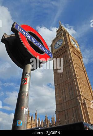 Westminster Underground Sign und neu renovierte Big Ben & Houses of Parliament, London, England, Großbritannien Stockfoto