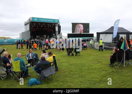 Irvine, Ayrshire, Schottland, Großbritannien. Das erste inaugrale Konzert, das Wellen schlägt, fand im Irvine Beach Park statt. Allgemeiner Blick auf den Ausstellungsgelände, wenn das Festival beginnt Stockfoto