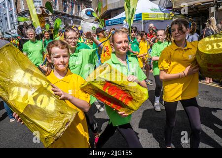 Studenten der Humphry Davy School bei einer Parade am Mazey Day beim Golowan Festival in Penzance in Cornwall, Großbritannien. Stockfoto