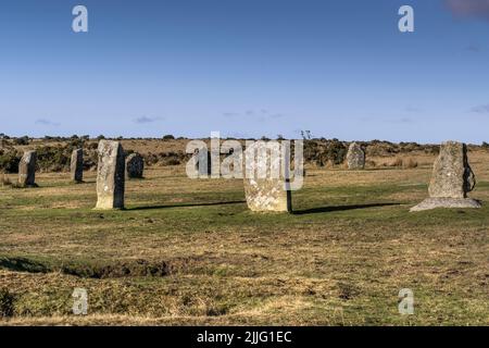 Die spätneolithischen, frühbronzezeitlichen stehenden Steine der Hurler auf dem Craddock Moor auf dem rauen Bodmin Moor in Cornwall, Großbritannien. Stockfoto