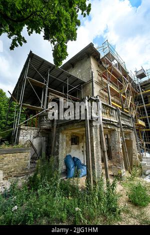 Potsdam, Deutschland. 26.. Juli 2022. Die Stiftung Preußische Schlösser und Gärten Berlin-Brandenburg (SPSG) renoviert derzeit die Villa Liegnitz im Potsdamer Park Sanssouci. Ermöglicht wird die Restaurierung durch ein spezielles Investitionsprogramm für preußische Schlösser und Gärten, das der Bund und die Länder Brandenburg und Berlin bis 2030 ins Leben gerufen haben, um wichtige Denkmäler der Berliner und Potsdamer Kulturlandschaft zu retten. Die Umsetzung ist für 2024 geplant. Quelle: Jens Kalaene/dpa/Alamy Live News Stockfoto