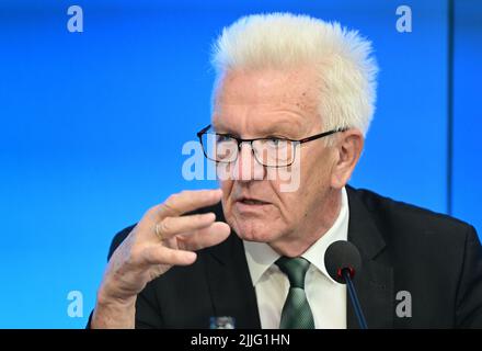 Stuttgart, Deutschland. 26.. Juli 2022. Winfried Kretschmann (Bündnis 90/die Grünen), Ministerpräsident von Baden-Württemberg, spricht bei einer Regierungspressekonferenz im landtag vor Journalisten. Quelle: Bernd Weißbrod/dpa/Alamy Live News Stockfoto