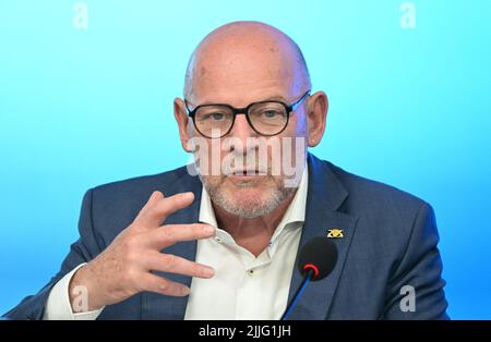 Stuttgart, Deutschland. 26.. Juli 2022. Der baden-württembergische Verkehrsminister Winfried Hermann (Bündnis 90/die Grünen) spricht bei einer Regierungspressekonferenz mit Journalisten. Quelle: Bernd Weißbrod/dpa/Alamy Live News Stockfoto