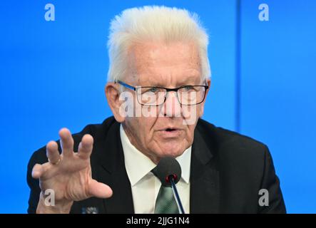 Stuttgart, Deutschland. 26.. Juli 2022. Winfried Kretschmann (Bündnis 90/die Grünen), Ministerpräsident von Baden-Württemberg, spricht bei einer Regierungspressekonferenz im landtag vor Journalisten. Quelle: Bernd Weißbrod/dpa/Alamy Live News Stockfoto