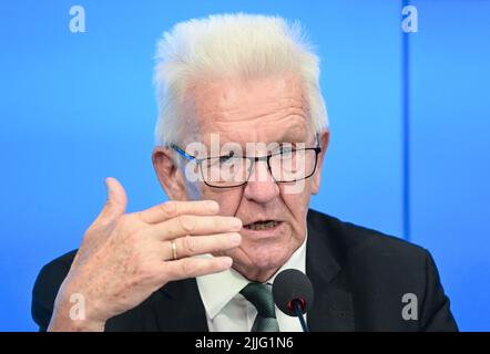 Stuttgart, Deutschland. 26.. Juli 2022. Winfried Kretschmann (Bündnis 90/die Grünen), Ministerpräsident von Baden-Württemberg, spricht bei einer Regierungspressekonferenz im landtag vor Journalisten. Quelle: Bernd Weißbrod/dpa/Alamy Live News Stockfoto