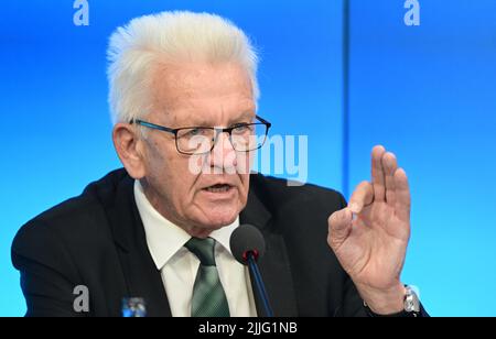 Stuttgart, Deutschland. 26.. Juli 2022. Winfried Kretschmann (Bündnis 90/die Grünen), Ministerpräsident von Baden-Württemberg, spricht bei einer Regierungspressekonferenz im landtag vor Journalisten. Quelle: Bernd Weißbrod/dpa/Alamy Live News Stockfoto