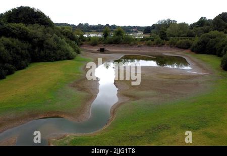 Ein Blick auf das Bewl Water Reservoir in der Nähe von Lamberhurst in Kent, das derzeit bei weiterhin trockenem Wetter mit 67 % seiner Kapazität gemessen wird. Bilddatum: Dienstag, 26. Juli 2022. Stockfoto