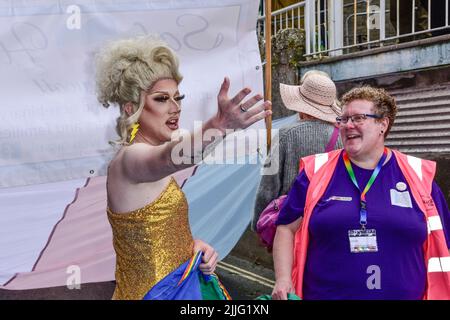 Die farbenfrohe Cornwall Prides Parade im Stadtzentrum von Newquay in Großbritannien. Stockfoto