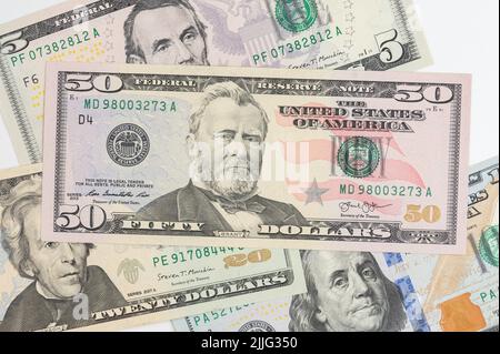 5, 20, 50, 100 Dollar Banknoten aus verschiedenen Blickwinkeln. Nahaufnahme von Dollars auf weißem Hintergrund. Stockfoto