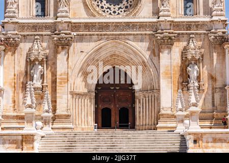 Das Eingangsportal mit der Treppe an der barocken Fassade der Klosterkirche von Alcobaca, Portugal Stockfoto