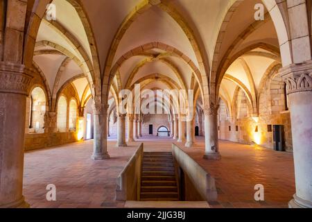 Treppe und Saal mit gewölbter Decke im Schlafsaal des Mosteiro de Alcobaca in Portugal Stockfoto