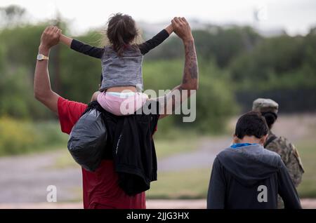 Houston, Texas, USA. 25.. Juli 2022. Migranten feiern, nachdem sie am 25. Juli 2022 in Eagle Pass, Texas, USA, angekommen sind. Quelle: Nick Wagner/ Xinhua/Alamy Live News Stockfoto