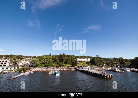 Strahlender, sonnenblauer Himmel Bowness Bay am Lake Windermere Nationalpark Weltkulturerbe Cumbria Nordwestengland Vereinigtes Königreich Großbritannien Stockfoto