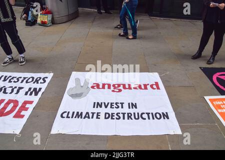 London, England, Großbritannien. 26.. Juli 2022. Auf einem Schild steht: „Vanguard investiert in die Klimavernichtung“. Extinction Rebellion-Aktivisten inszenierten einen „Tatort“ vor dem Hauptquartier der Vanguard in der City of London. Die Investmentgesellschaft ist einer der größten Investoren in fossile Brennstoffe und der weltweit größte Investor in Kohle. (Bild: © Vuk Valcic/ZUMA Press Wire) Stockfoto