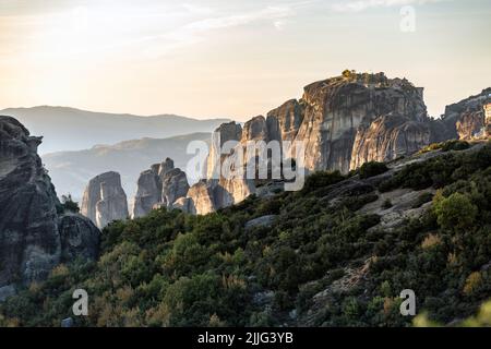 Das griechische wundersame Kloster auf der Felsformation, Meteora, Griechenland. Geheimnisvolles Hängen über Felsklöster in der Nähe von Kalabaka Stockfoto