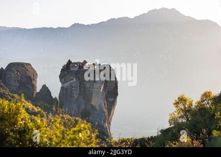 Meteora einzigartige und riesige Felssäulen ragen steil aus dem Boden, neben den Pindos Bergen. Westliche Region Thessaly, Kalabaka, GRE Stockfoto