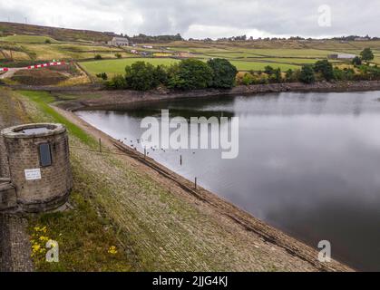 Niedriger Wasserstand am Holme Styes Stausee in Holmfirth West Yorkshire. Die Umweltbehörde (EA) hat eine Dürreordnung für das Yorkshire-Reservoir beantragt, um die Tierwelt bei lang anhaltendem trockenen Wetter zu schützen. Die Bewegung, um zu verhindern, dass das Holmes Styes Reservoir in Holmfirth trocken läuft, kommt nach Monaten geringer Niederschläge, die Flussströme und einige Grundwasserspiegel in Teilen der Region unter dem Normalwert gelassen haben. Bilddatum: Dienstag, 26. Juli 2022. Stockfoto