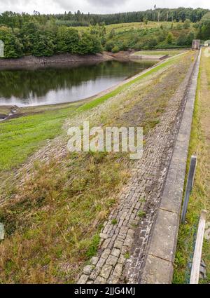 Niedriger Wasserstand am Holme Styes Stausee in Holmfirth West Yorkshire. Die Umweltbehörde (EA) hat eine Dürreordnung für das Yorkshire-Reservoir beantragt, um die Tierwelt bei lang anhaltendem trockenen Wetter zu schützen. Die Bewegung, um zu verhindern, dass das Holmes Styes Reservoir in Holmfirth trocken läuft, kommt nach Monaten geringer Niederschläge, die Flussströme und einige Grundwasserspiegel in Teilen der Region unter dem Normalwert gelassen haben. Bilddatum: Dienstag, 26. Juli 2022. Stockfoto