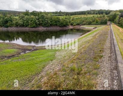 Niedriger Wasserstand am Holme Styes Stausee in Holmfirth West Yorkshire. Die Umweltbehörde (EA) hat eine Dürreordnung für das Yorkshire-Reservoir beantragt, um die Tierwelt bei lang anhaltendem trockenen Wetter zu schützen. Die Bewegung, um zu verhindern, dass das Holmes Styes Reservoir in Holmfirth trocken läuft, kommt nach Monaten geringer Niederschläge, die Flussströme und einige Grundwasserspiegel in Teilen der Region unter dem Normalwert gelassen haben. Bilddatum: Dienstag, 26. Juli 2022. Stockfoto