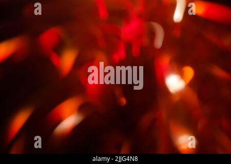 Streulicht rot verschwommenes festliches Bokeh-Feuerwerk Stockfoto