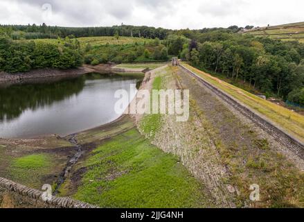 Niedriger Wasserstand am Holme Styes Stausee in Holmfirth West Yorkshire. Die Umweltbehörde (EA) hat eine Dürreordnung für das Yorkshire-Reservoir beantragt, um die Tierwelt bei lang anhaltendem trockenen Wetter zu schützen. Die Bewegung, um zu verhindern, dass das Holmes Styes Reservoir in Holmfirth trocken läuft, kommt nach Monaten geringer Niederschläge, die Flussströme und einige Grundwasserspiegel in Teilen der Region unter dem Normalwert gelassen haben. Bilddatum: Dienstag, 26. Juli 2022. Stockfoto