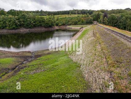 Niedriger Wasserstand am Holme Styes Stausee in Holmfirth West Yorkshire. Die Umweltbehörde (EA) hat eine Dürreordnung für das Yorkshire-Reservoir beantragt, um die Tierwelt bei lang anhaltendem trockenen Wetter zu schützen. Die Bewegung, um zu verhindern, dass das Holmes Styes Reservoir in Holmfirth trocken läuft, kommt nach Monaten geringer Niederschläge, die Flussströme und einige Grundwasserspiegel in Teilen der Region unter dem Normalwert gelassen haben. Bilddatum: Dienstag, 26. Juli 2022. Stockfoto