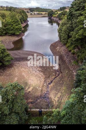 Niedriger Wasserstand am Holme Styes Stausee in Holmfirth West Yorkshire. Die Umweltbehörde (EA) hat eine Dürreordnung für das Yorkshire-Reservoir beantragt, um die Tierwelt bei lang anhaltendem trockenen Wetter zu schützen. Die Bewegung, um zu verhindern, dass das Holmes Styes Reservoir in Holmfirth trocken läuft, kommt nach Monaten geringer Niederschläge, die Flussströme und einige Grundwasserspiegel in Teilen der Region unter dem Normalwert gelassen haben. Bilddatum: Dienstag, 26. Juli 2022. Stockfoto