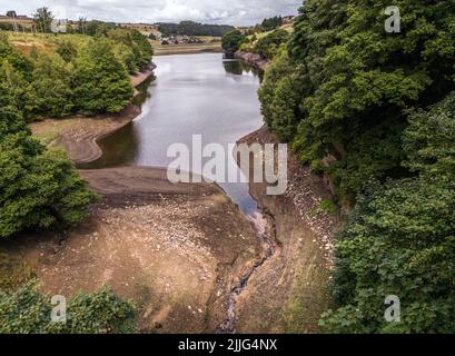 Niedriger Wasserstand am Holme Styes Stausee in Holmfirth West Yorkshire. Die Umweltbehörde (EA) hat eine Dürreordnung für das Yorkshire-Reservoir beantragt, um die Tierwelt bei lang anhaltendem trockenen Wetter zu schützen. Die Bewegung, um zu verhindern, dass das Holmes Styes Reservoir in Holmfirth trocken läuft, kommt nach Monaten geringer Niederschläge, die Flussströme und einige Grundwasserspiegel in Teilen der Region unter dem Normalwert gelassen haben. Bilddatum: Dienstag, 26. Juli 2022. Stockfoto