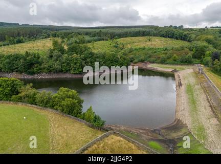 Niedriger Wasserstand am Holme Styes Stausee in Holmfirth West Yorkshire. Die Umweltbehörde (EA) hat eine Dürreordnung für das Yorkshire-Reservoir beantragt, um die Tierwelt bei lang anhaltendem trockenen Wetter zu schützen. Die Bewegung, um zu verhindern, dass das Holmes Styes Reservoir in Holmfirth trocken läuft, kommt nach Monaten geringer Niederschläge, die Flussströme und einige Grundwasserspiegel in Teilen der Region unter dem Normalwert gelassen haben. Bilddatum: Dienstag, 26. Juli 2022. Stockfoto