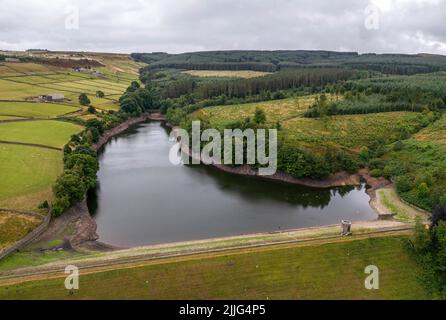 Niedriger Wasserstand am Holme Styes Stausee in Holmfirth West Yorkshire. Die Umweltbehörde (EA) hat eine Dürreordnung für das Yorkshire-Reservoir beantragt, um die Tierwelt bei lang anhaltendem trockenen Wetter zu schützen. Die Bewegung, um zu verhindern, dass das Holmes Styes Reservoir in Holmfirth trocken läuft, kommt nach Monaten geringer Niederschläge, die Flussströme und einige Grundwasserspiegel in Teilen der Region unter dem Normalwert gelassen haben. Bilddatum: Dienstag, 26. Juli 2022. Stockfoto