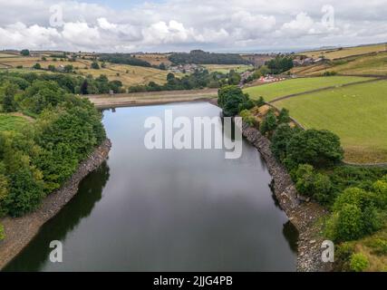 Niedriger Wasserstand am Holme Styes Stausee in Holmfirth West Yorkshire. Die Umweltbehörde (EA) hat eine Dürreordnung für das Yorkshire-Reservoir beantragt, um die Tierwelt bei lang anhaltendem trockenen Wetter zu schützen. Die Bewegung, um zu verhindern, dass das Holmes Styes Reservoir in Holmfirth trocken läuft, kommt nach Monaten geringer Niederschläge, die Flussströme und einige Grundwasserspiegel in Teilen der Region unter dem Normalwert gelassen haben. Bilddatum: Dienstag, 26. Juli 2022. Stockfoto