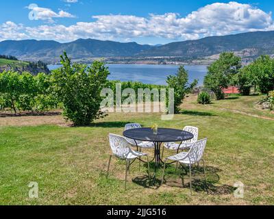 Ländliches Café mit schöner pastoraler Übersicht mit einem See und Bergen Stockfoto