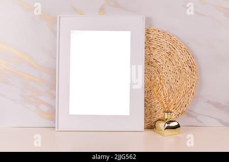 Weißer Bilderrahmen mit Dekorationen. Machen Sie sich ein Bild für Ihr Foto oder Ihren Text. Platzieren Sie Ihre Arbeit, Druckkunst, weißen Hintergrund, Pastellfarben Buch. Fotorealistische Darstellung Stockfoto