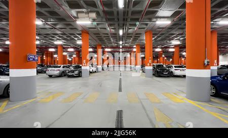 Unterirdische, mehrstöckige, öffentliche, moderne Garagenparkplätze mit Autos, Innenparkplatz. Istanbul, Türkei - 03. März 2022. Stockfoto