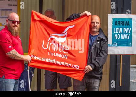 Vereinigt die Gewerkschaftsstreitkräfte in Southport, Merseyside. UK 26. Juli 2022. „Niedriglohn. No Way' Arriva PSV Busfahrer streiken für eine faire Lohnerhöhung, Picket Bus hält im Stadtzentrum. Eine Gewerkschaft, die für Arbeitsplätze kämpft, und bessere Löhne und Bedingungen. Busarbeiter in den Depots in Merseyside streiken heute, weil Arriva nicht gegen Niedriglohnzahlungen vorgehen wird. Stockfoto