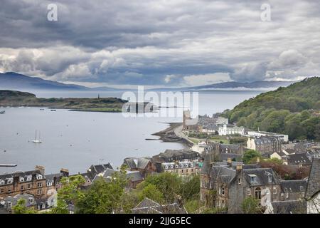 Blick auf das Hafengebiet vom mcCaigs Tower über oban an der Westküste schottlands Stockfoto