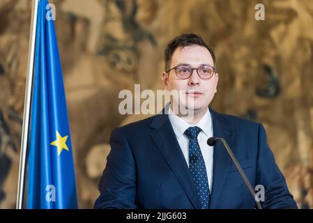 Prag, Tschechische Republik. 26.. Juli 2022. Der tschechische Außenminister Jan Lipavsky wurde während einer gemeinsamen Pressekonferenz in Prag gesehen. Die deutsche Außenministerin Annalena Baerbock besuchte die Tschechische Republik und besuchte den tschechischen Außenminister Jan Lipavsky. Die Minister erörterten die Beziehungen zwischen Deutschland und der Tschechischen Republik, die aktuelle Lage in der Ukraine und die Prioritäten der tschechischen Präsidentschaft der Europäischen Union. Kredit: SOPA Images Limited/Alamy Live Nachrichten Stockfoto