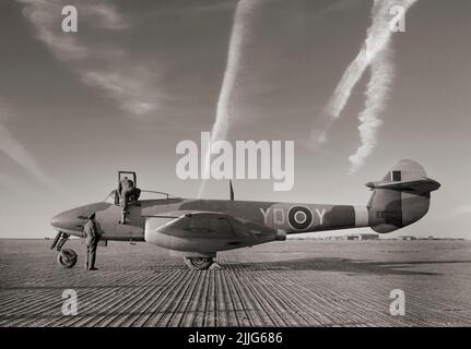 Gloster Meteor F Mark I, der erste britische Düsenjäger und das einzige Jet-Flugzeug der Alliierten, das während des Zweiten Weltkriegs Kampfeinsätze erbrachte, ist Teil der RAF der 616. Staffel am Boden in Manston, Kent, England. Im Juli 1944 wurde die Einheit die erste Staffel, die Jet-Ausrüstung in Form von Gloster Meteor Mk.I-Kämpfern erhielt. Der erste Meteor-Einsatzversuch fand am 27. Juli von RAF Manston statt, als er V-1-Flugbomben abfing, die gegen Südengland abgefeuert wurden, wobei eine V1 umkippte, nachdem die Kanone eines Piloten blockiert und eine andere abgeschossen wurde. Stockfoto