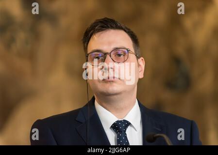 Prag, Tschechische Republik. 26.. Juli 2022. Der tschechische Außenminister Jan Lipavsky wurde während einer gemeinsamen Pressekonferenz in Prag gesehen. Die deutsche Außenministerin Annalena Baerbock besuchte die Tschechische Republik und besuchte den tschechischen Außenminister Jan Lipavsky. Die Minister erörterten die Beziehungen zwischen Deutschland und der Tschechischen Republik, die aktuelle Lage in der Ukraine und die Prioritäten der tschechischen Präsidentschaft der Europäischen Union. (Foto von Tomas Tkacik/SOPA Images/Sipa USA) Quelle: SIPA USA/Alamy Live News Stockfoto