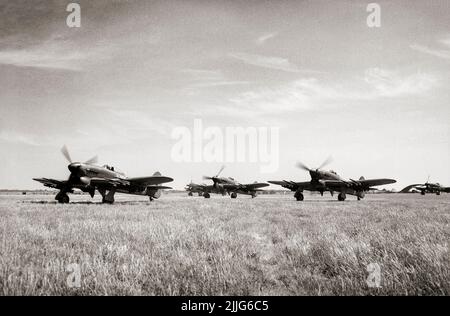 Hawker Typhoon Mark IBS von No, 164 Squadron RAF, bereit, von Thorney Island, Hampshire, abzuheben, um Radarstandorte an der Küste der Normandie anzugreifen. Der Typhoon war ein britischer Einsitzer-Jagdbomber, der als Abfangjäger in mittlerer Höhe und als Ersatz für den Hawker-Wirbelsturm gedacht war, aber es gab mehrere Konstruktionsprobleme. Bis 1943 benötigte die RAF mehr einen Bodenangriffskämpfer als einen "reinen" Kämpfer und der Typhoon war für diese Rolle geeignet. Stockfoto