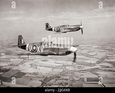 North American Aviation P-51 Mustangs von No. 2 Squadron RAF mit Sitz in Sawbridgeworth, Hertfordshire. Ein Langstreckenjäger und Jagdbomber mit einem Sitz, der unter anderem während des Zweiten Weltkriegs und des Koreakrieges eingesetzt wurde. Es wurde im April 1940 von einem Team von North American Aviation (NAA) als Reaktion auf eine Anforderung der britischen Einkaufskommission entworfen. Stockfoto