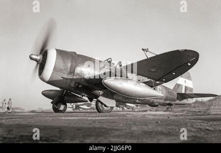 Thunderbolt Mark II von No. 30 Squadron RAF, bereitet sich darauf vor, für einen Sortie aus Cox's Bazaar, Indien, abzuheben. Die Republic P-47 Thunderbolt war ein Kampfflugzeug aus dem Zweiten Weltkrieg, das von 1941 bis 1945 vom amerikanischen Luftfahrtunternehmen Republic Aviation hergestellt wurde. Es könnte eine Bombenlast von 2.500 lb (1.100 kg) machen es zu einem der schwersten Kämpfer des Krieges. Stockfoto