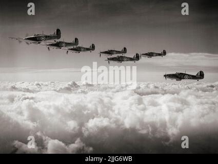 Eine Formation von Hawker der in Church Fenton, Yorkshire, beheimatte Hawker-Ungehege Mark ist eine Staffel von No. 85 Squadron RAF, die unter der Leitung von Squadron Leader Peter H Townsend über die Wolken klettert. Der „The Supersmarine Spitfire“, ein britisches Einsitzer-Kampfflugzeug der Jahre 1930s–40s, wurde im öffentlichen Bewusstsein während der Schlacht von Großbritannien im Jahr 1940 überschattet, aber der „The Supermarine Spitfire“ verursachte 60 Prozent der Verluste, die die Luftwaffe bei der Verlobung erlitten hatte. Und kämpfte in allen großen Theatern des Zweiten Weltkriegs. Stockfoto