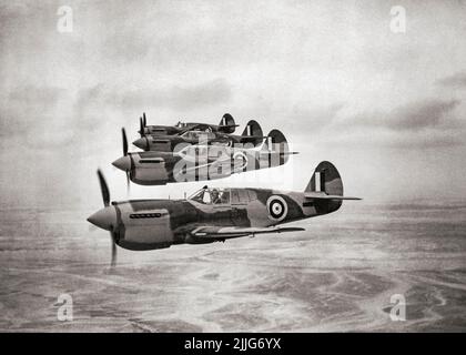 Vier Kittyhawk Mark befinden sich während eines Eingewöhnungsfluges von Piloten der RAF-Staffel Nr. 94 in Formation, die gerade dabei waren, sich mit dem Typ auszurüsten, als die Einheit von Libyen nach Ägypten umzog. Die Curtiss P-40 Warhawk war ein amerikanisches einmotorige, einsitzige, Ganzmetall-Kampfflugzeug und Bodenangriffsflugzeug, das 1938 zum ersten Mal flog. Es wurde von den meisten alliierten Mächten während des Zweiten Weltkriegs genutzt und blieb bis zum Ende des Krieges im Frontdienst. Warhawk war der amerikanische Name für das Flugzeug. Stockfoto