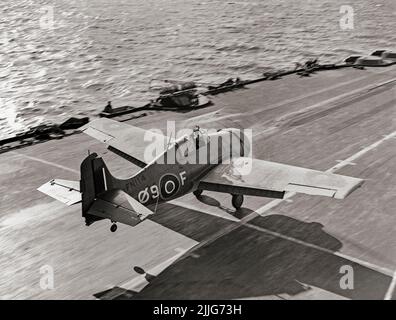 Ein Grumman Martlet Marinejäger der Flugwaffe Nr. 888, der vom Deck der HMS Formidable im Mittelmeer abfliegt. Ursprünglich als Grumman F4F Wildcat bezeichnet, trat das amerikanische Trägerflugzeug 1940 bei der US-Marine und der britischen Royal Navy in Dienst, wo es ursprünglich als Martlet bekannt war. Stockfoto