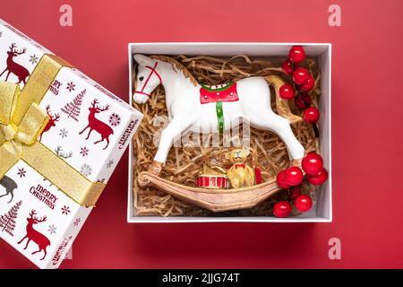Handgemachte Pflege-Paket, saisonale Geschenkbox mit Süßigkeiten, Spielzeug, Weihnachtsdekor auf dem Tisch Personalisierte umweltfreundliche Korb für Familie, Freunde, Mädchen für den Dank Stockfoto